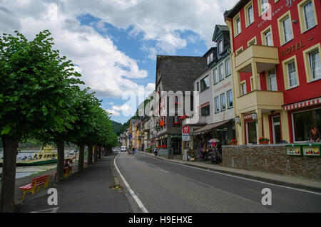 Sankt Goar, Deutschland - 8. Juli 2011: Rheinufer im mittelalterlichen Dorf von Sankt Goar mit Burg Rheinfels, Deutschland. Rheintal ist UNESCO Welt er Stockfoto