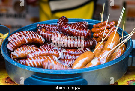 lecker gebratene Würstchen auf Platte Stockfoto