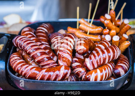 lecker gebratene Würstchen auf Platte Stockfoto