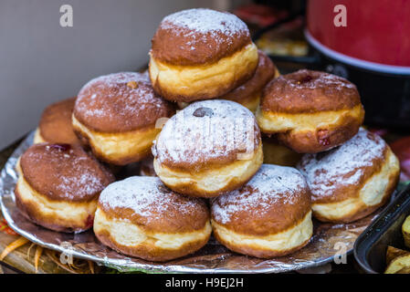 leckere Donuts auf Platte Stockfoto