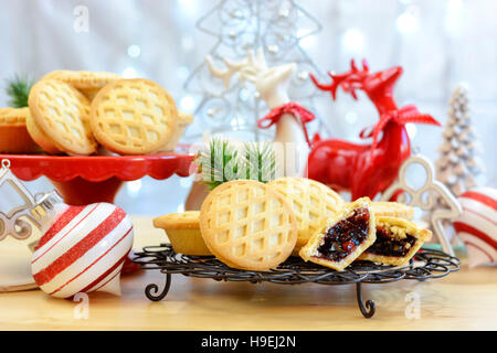 Festliche Weihnachten Lebensmitteltabelle mit englischen Stil Obst Mince Pies und Rentier Ornamente Herzstück Stockfoto