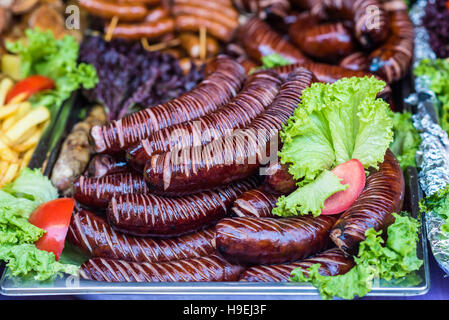 lecker gebratene Würstchen an Bord Stockfoto