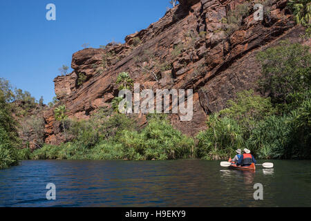 Paar im Kanu in Lawn Hill Gorge, Queensland, Australien Stockfoto