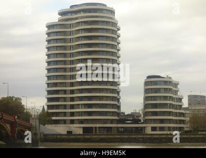 Riverwalk Mehrfamilienhaus und Vauxhall Bridge über die Themse in London, Großbritannien Stockfoto