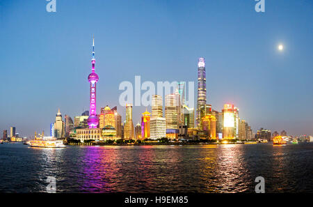 Nacht-Ansicht von Shanghai neue Skyline von Stadtbild in der goldenen Sonne. Das höchste Gebäude ist Shanghai Tower befindet sich in Pudong Stockfoto