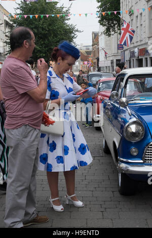 Historischen Kostümen und Ford Consul Salon bei einer Oldtimer-Rallye in Gloucester, England Stockfoto