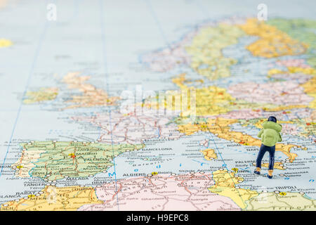 Nahaufnahme von Miniatur Figur des jungen Reisenden steht auf große Karte neben Kontinent Europa Stockfoto