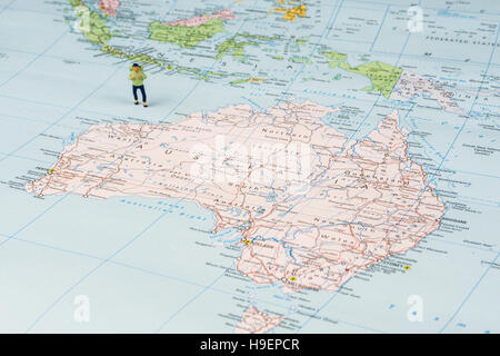 Nahaufnahme von Miniatur Figur des jungen Reisenden steht auf große Karte neben Australien Stockfoto
