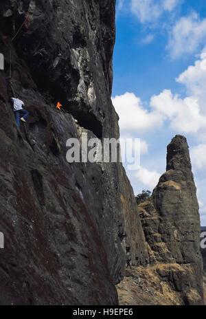 Kletterer, die Eingabe einer Basalt Höhle im Gada Chi-Bahiri, in der Nähe von Lonavla, Maharashtra, Indien. Stockfoto