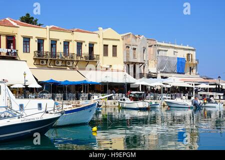 Blick auf Boote und Waterfront-Restaurants im Innenhafen, Rethymno, Kreta, Griechenland, Europa. Stockfoto