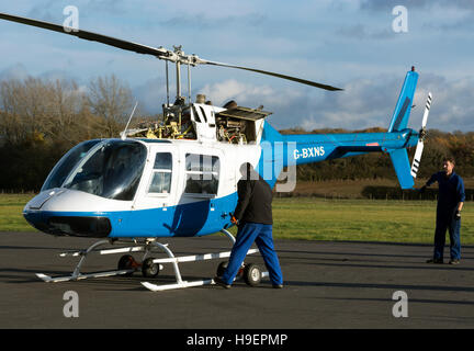 Hubschrauber Bell 206B Jet Ranger III auf dem Turweston Aerodrome, Buckinghamshire, Großbritannien (G-BXNS) Stockfoto