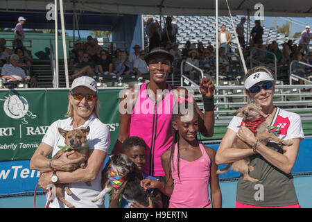 Martina Navratilova, Lisa Leslie, Monica Seles zeigen Hunde für die Einführung am 26. November 2016 bei der Chris Evert Pro-Celebrity Tennis Classic Delray Beach Tennis Center in Delray Beach, Florida Stockfoto