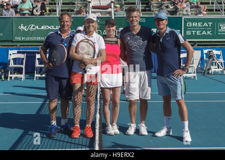 Jon Lovitz, Martina Navratilova, Chris Evert, Timothy Olyphant, Carson Kressley am 26. November 2016 bei Chris Evert pro-Promi Tennis Classic im Delray Beach Tennis Center in Delray Beach, Florida Stockfoto