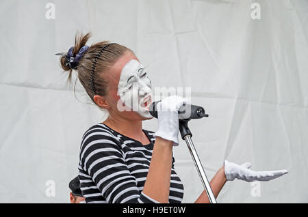 Dnepropetrovsk, Ukraine - 29. Juni 2013: Performance Mimen beim City-Festival der Straßenkünste Stockfoto