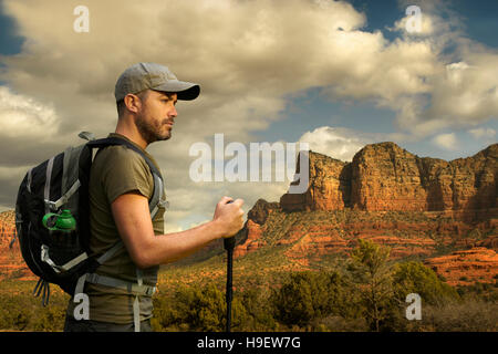 Kaukasische Wanderer mit Gehstock in Wüstenlandschaft Stockfoto