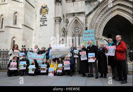 Bewohner von Kirby Misperton in Ryedale, North Yorkshire, beitreten Anti-Fracking Aktivisten außerhalb der Royal Courts of Justice in London, wo sie eine der ersten Planung Anwendungen durchzuführen Fracking in England in Frage stellen. Stockfoto