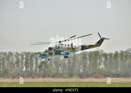 Vasilkov, Ukraine - 24. April 2012: Ukrainische Luftwaffe Mi-24 Kampfhubschrauber ist auf der Landebahn des Flugplatzes Landung Stockfoto