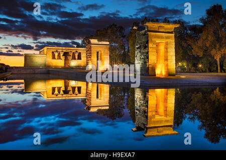 Madrid. Bild der Tempel von Debod in Madrid, Spanien während des Sonnenuntergangs. Stockfoto