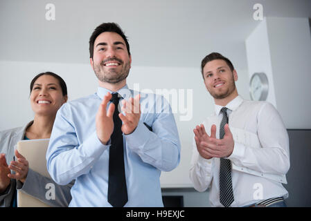 Business-Leute applaudieren im Büro treffen Stockfoto