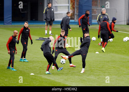 Manchester Citys Sergio Agüero, John Steinen und Pablo Zabaleta während einer Trainingseinheit vor der Gruppenphase der UEFA Champions League match bei der City Football Academy, Manchester. Stockfoto