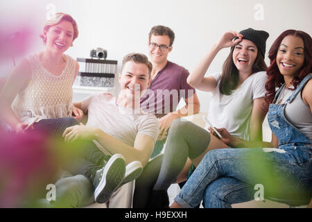 Porträt von lächelnden Freunde im Wohnzimmer Stockfoto