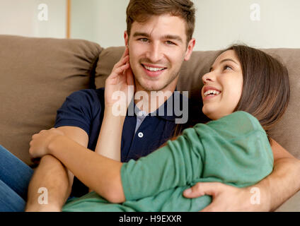 Junges Paar auf dem Sofa sitzen und dating Stockfoto