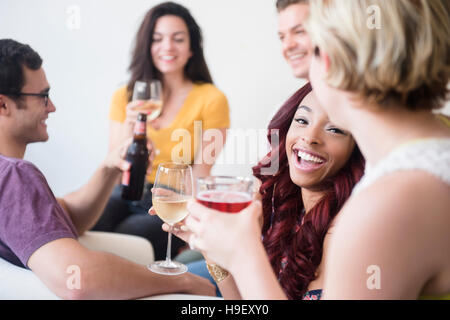 Lächelnden Freunde trinken auf party Stockfoto