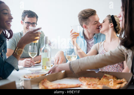 Freunde genießen Pizza, Wein und Bier Stockfoto