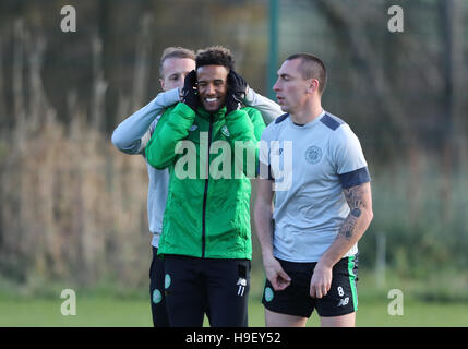 Celtic Leigh Griffith packt Scott Sinclair Ohren während einer Trainingseinheit vor der UEFA-Champions-League-Gruppenspiel bei Lennoxtown, Glasgow. Stockfoto