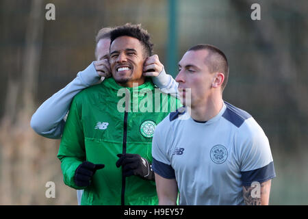 Celtic Leigh Griffith packt Scott Sinclair Ohren während einer Trainingseinheit vor der UEFA-Champions-League-Gruppenspiel bei Lennoxtown, Glasgow. Stockfoto