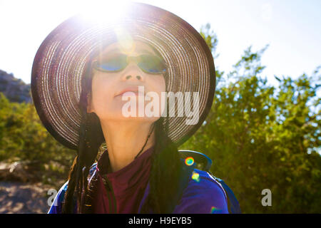 Hinterleuchtete Japanerin im sonnigen Wald Stockfoto