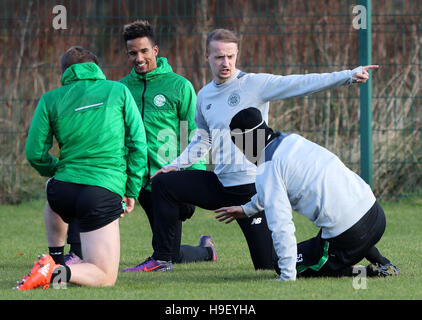 Celtic Leigh Griffiths (zweiter von rechts) im Gespräch mit Liam Henderson (rechts) während einer Trainingseinheit vor der UEFA-Champions-League-Gruppenspiel bei Lennoxtown, Glasgow. Stockfoto