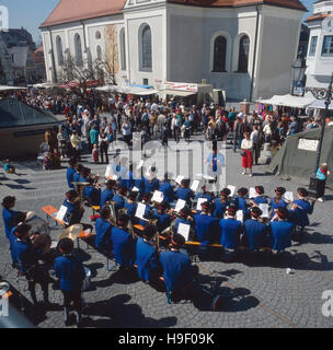 Oberbayern, Dachau, 1980er, Volksfest Mit Blaskapelle. Oberbayern, Dachau, bayerische Volksfest mit marching Band der 1980er Jahre. Stockfoto
