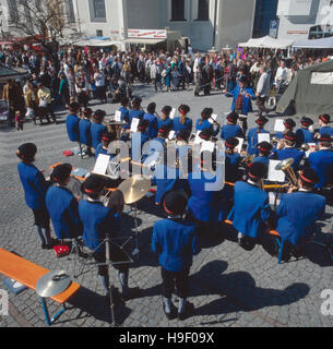 Oberbayern, Dachau, 1980er, Volksfest Mit Blaskapelle. Oberbayern, Dachau, bayerische Volksfest mit marching Band der 1980er Jahre. Stockfoto