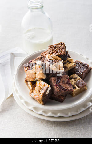 Schokoladen-Brownies und Milch Stockfoto