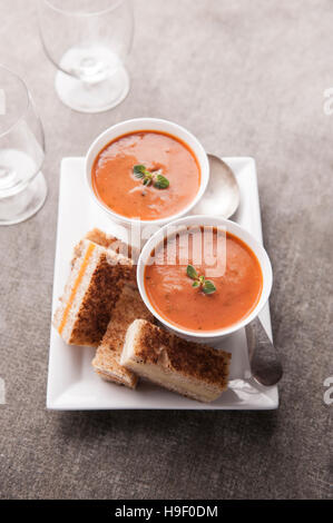 Gegrilltes Käse-Sandwich und Tomaten Suppe geschnitten Stockfoto