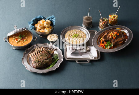 Gehobene Küche auf Silberschalen Stockfoto