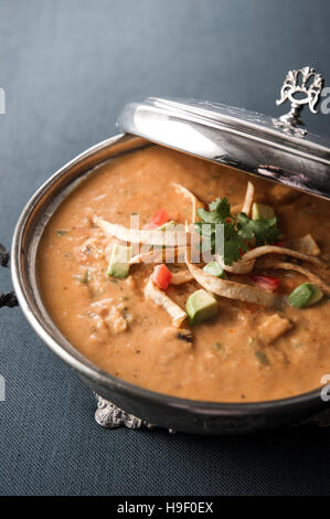 Tortilla Suppe im Topf Silber Stockfoto