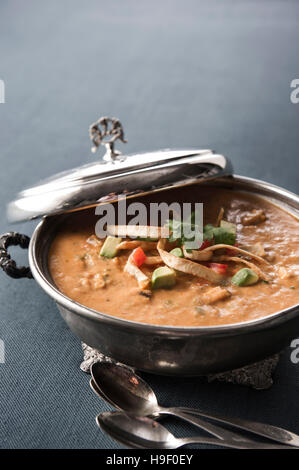 Tortilla Suppe im Topf Silber Stockfoto