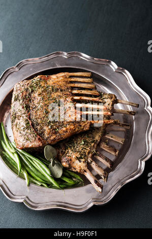 Rack mit Lamm und grünen Bohnen auf Silbertablett Stockfoto