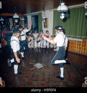 Oberbayern, 1980er. Bayrischen Burschen Beim Schuhplattler Tanz in Einer Wirtschaft. Oberbayern, 1980er Jahre. Bayerischen Jungs die traditionelle Schuhplattler-Tanz Stockfoto