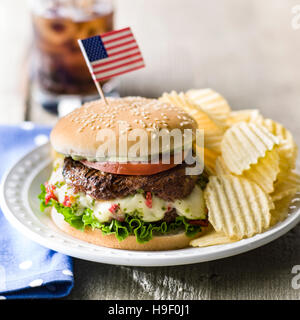 Cheeseburger und Pommes Frites mit amerikanischen Flagge Stockfoto