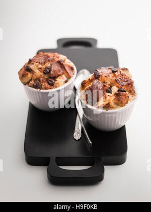 Tassen von Apfel-Rosinen-Brot-pudding Stockfoto