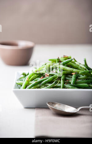 Haufen von gerösteten Bohnen mit Löffel Stockfoto