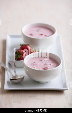 Obst-Suppe mit Erdbeeren und Löffel Stockfoto
