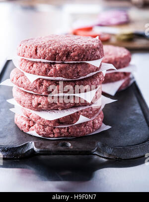 Stapel von rohes mageres Rindfleisch Frikadellen Stockfoto