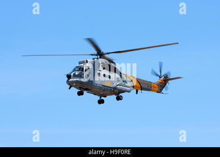 Spanische Luftwaffe Aerospatiale SA - 330L Puma hereinkommen, entlang der Piste 32 zu landen. Stockfoto