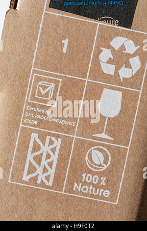 Symbole auf Paket von Amazon - Glas, 100 % Natur, recyclebar, Wellpappe, zertifiziert durch DHL Verpackungsservice Stockfoto