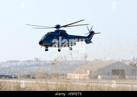 Bundespolizei Aerospatiale AS - 332L 1 Super Puma kommt nach einer Search and Rescue Mission über dem Mittelmeer zu landen. Stockfoto