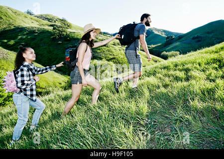 Vater führenden Mutter und Tochter bergauf Stockfoto